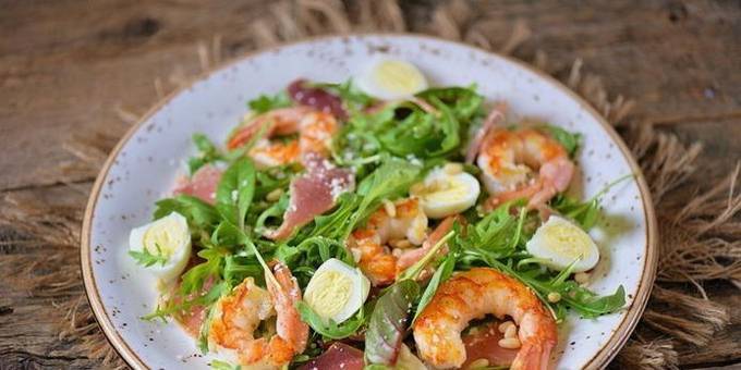 Shrimp salad with arugula and pine nuts