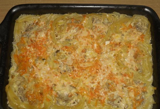 Nests of pasta with minced meat with sour cream in the oven