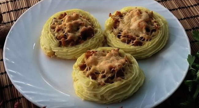 Potato nests with minced chicken