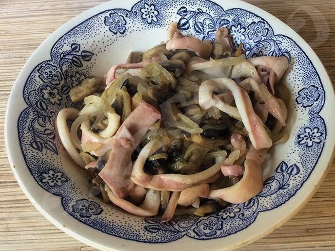 Salad with squid, mushrooms and fried onions