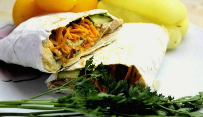Lavash with chicken, Korean carrot and cucumber