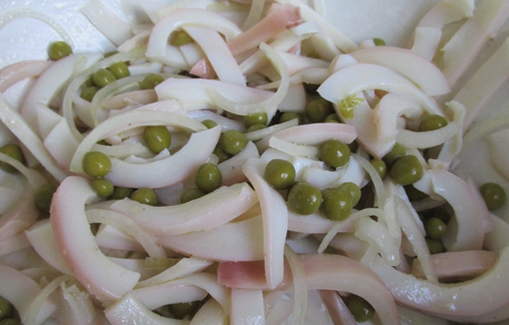 Squid salad with green peas and onions