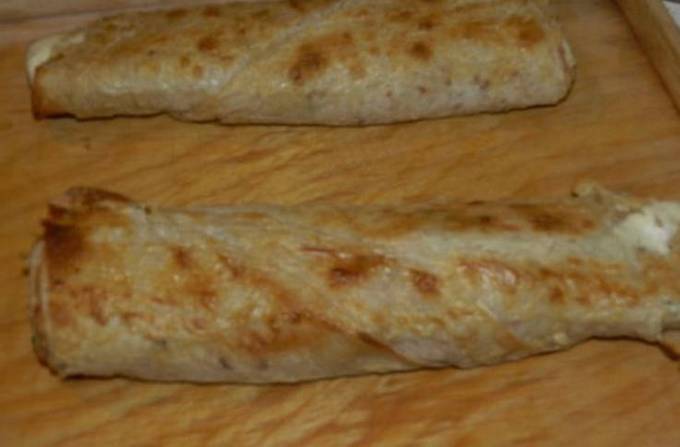 Pita rolls with ham and cheese