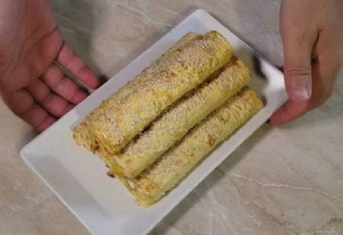Pita rolls with cheese in the oven