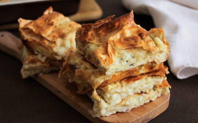 Lavash achma with cottage cheese and cheese in the oven