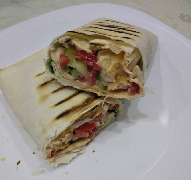 Roll with chicken and lavash vegetables