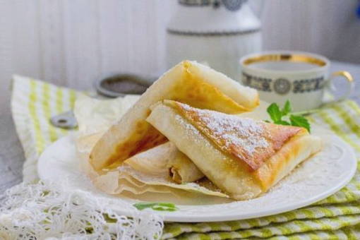 Lavash pies with apple in a pan