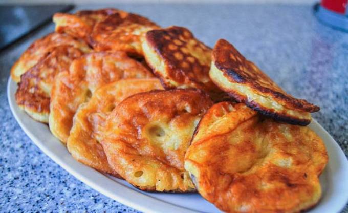 Fritters on ryazhenka with apples
