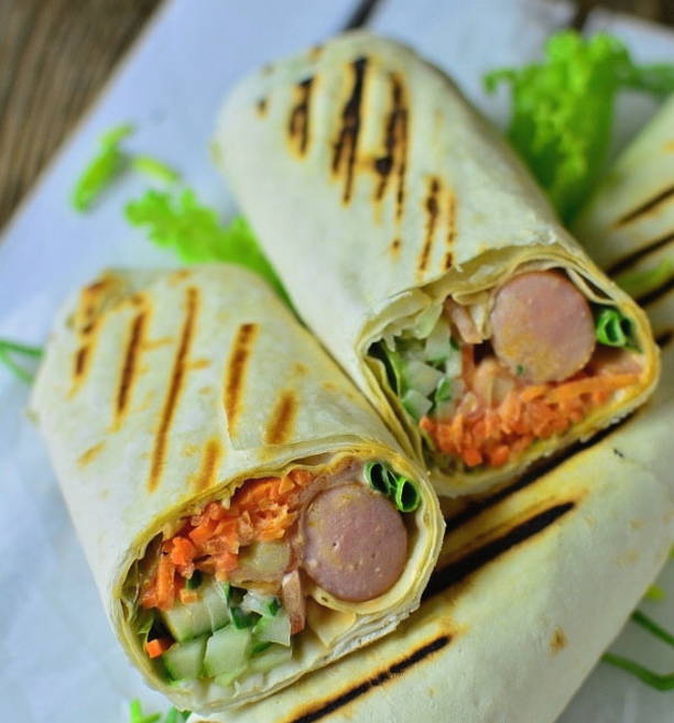 Sausages in pita bread with Korean carrots