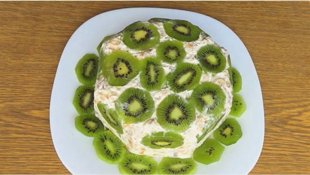 Cracker cake Fish with sour cream, banana and kiwi without baking