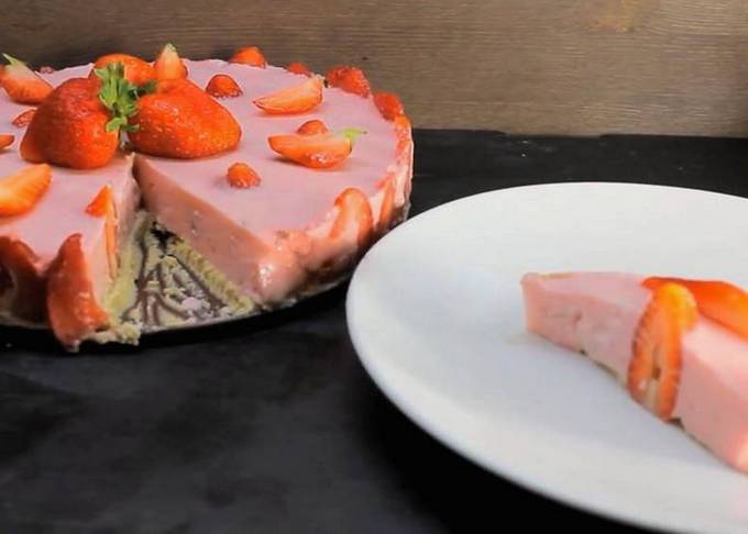 No-bake yoghurt cake with cookies and gelatin