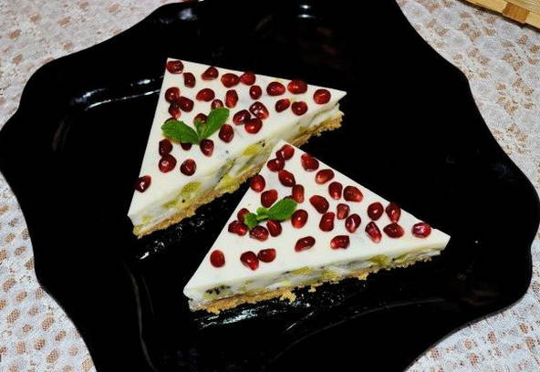 Gâteau aux biscuits avec du yaourt et des fruits sans cuisson