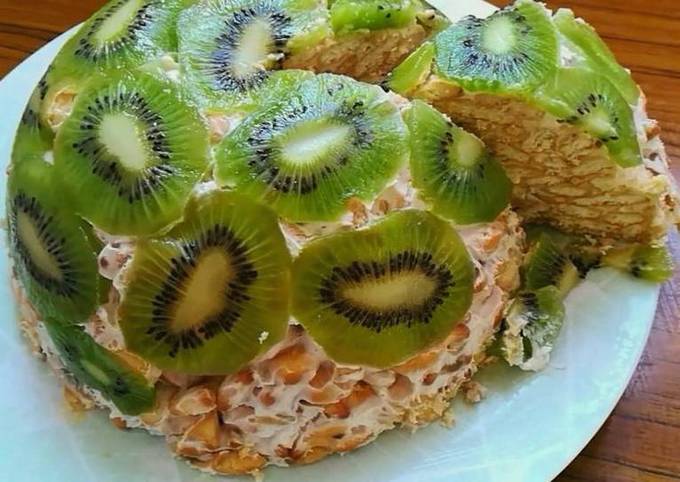 Biscuit cake with sour cream, kiwi and banana without baking