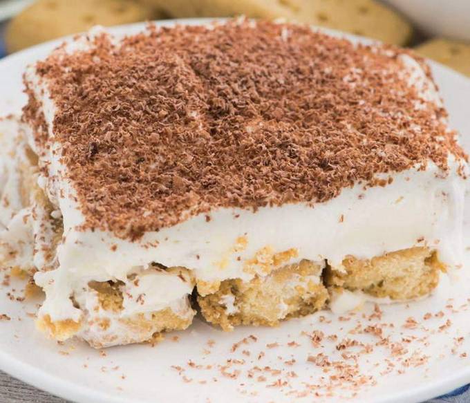 No-bake cookie cake with banana, sour cream and cottage cheese