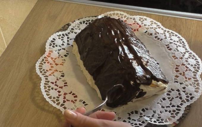 Gâteau au biscuit avec une maison sans cuisson avec du fromage cottage