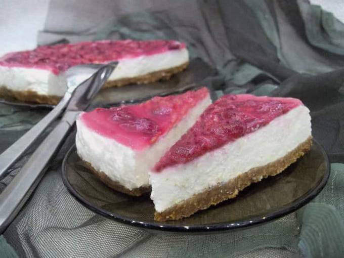 No-bake cookie cake with cottage cheese and gelatin