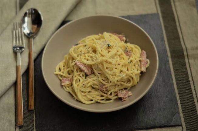 Pasta carbonara with ham and sour cream