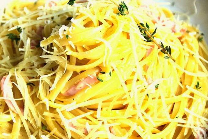 Pasta carbonara with ham, cream and egg