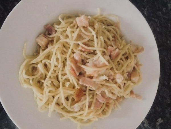 Classic carbonara with ham and cream