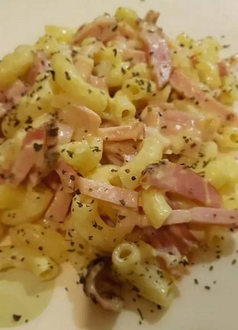 Homemade ham and cream carbonara