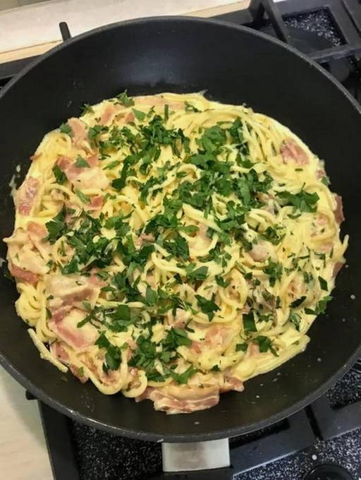 Carbonara with raw smoked bacon and cream