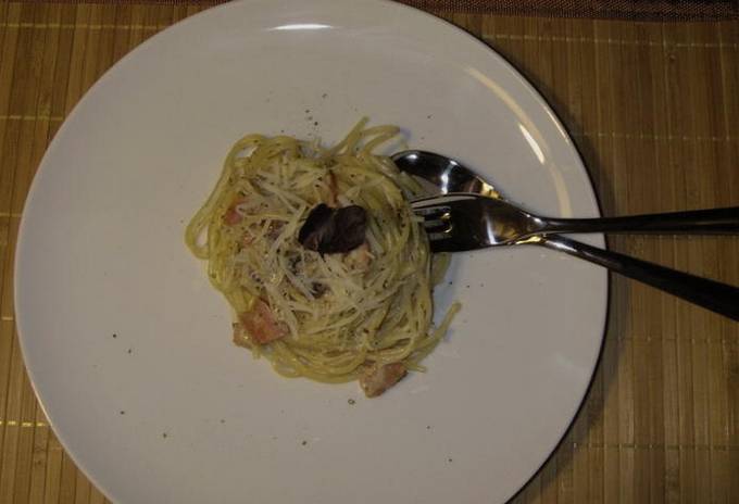 Egg-free cream and bacon carbonara