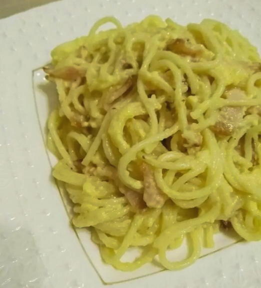 Carbonara pasta with bacon without cream - a classic recipe