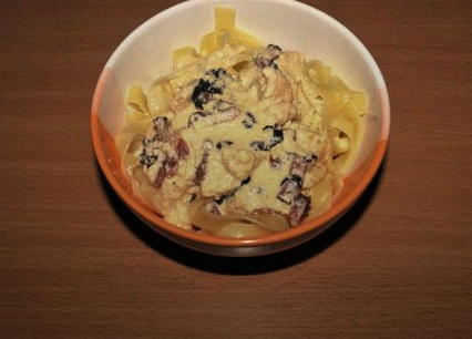 Carbonara with bacon, chicken and cream