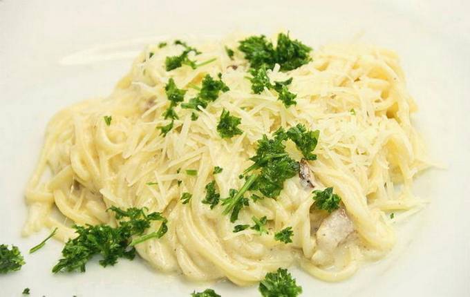 Spaghetti carbonara with cream and bacon