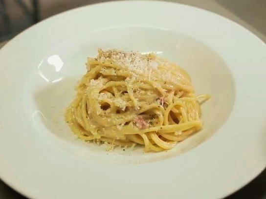 Carbonara pasta with bacon, no cream