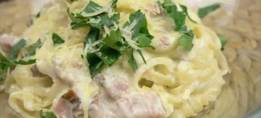 Carbonara pasta with bacon and cream - a classic recipe