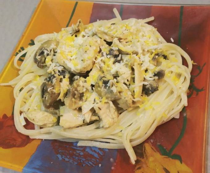 Carbonara with chicken, mushrooms and cream