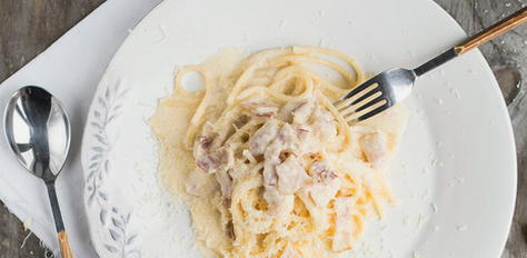 Carbonara pasta with bacon and cream in a slow cooker