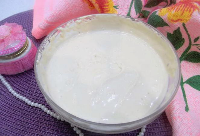 Crème voor een cake gemaakt van zure room en gekookte gecondenseerde melk