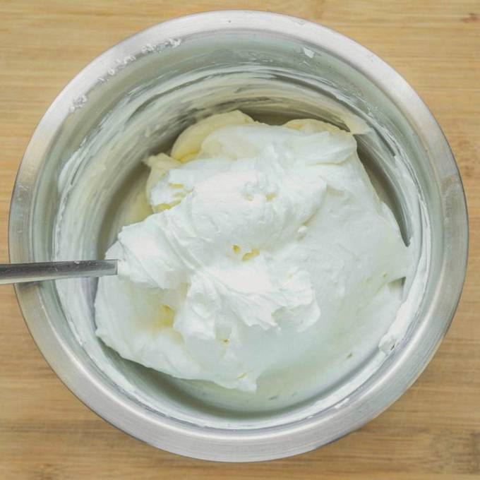 Cream cheese for a cake made from curd cheese, cream and powdered sugar