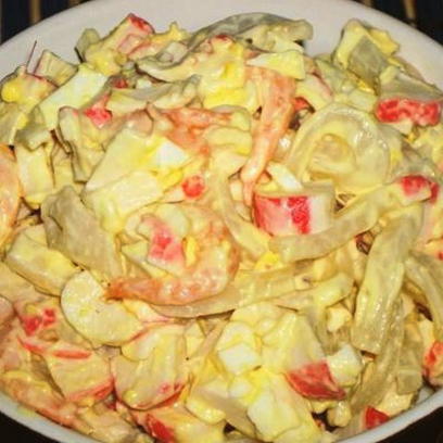 Salade met garnalen, inktvis en krabsticks en Chinese kool