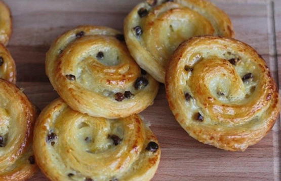 Snails with puff pastry raisins