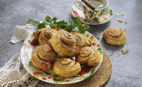 Snails with cinnamon from puff pastry dough