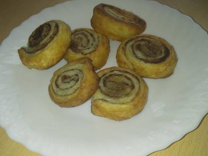 Puff snails with cinnamon and sugar