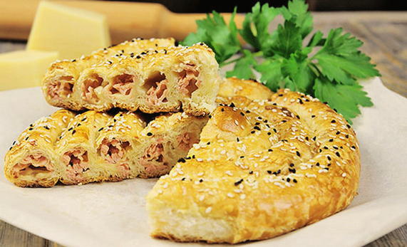 Puff pastry snail pie with cheese and ham