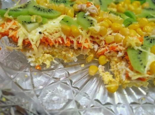 Salad with chicken, kiwi, cheese and egg
