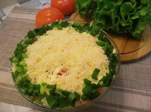 Puff salad with chicken, tomatoes and cheese