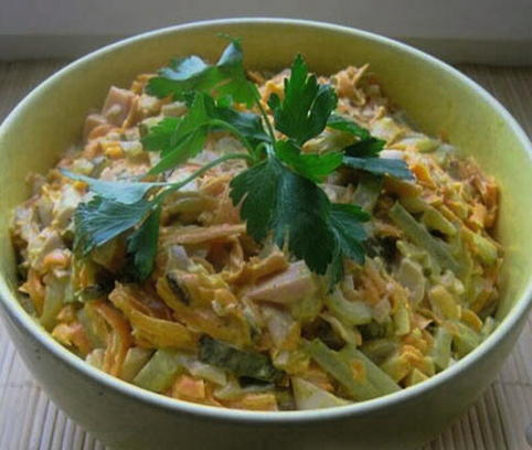 Obzhorka salad with sausage and croutons