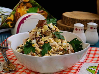 Smoked chicken salad with mushrooms and cheese