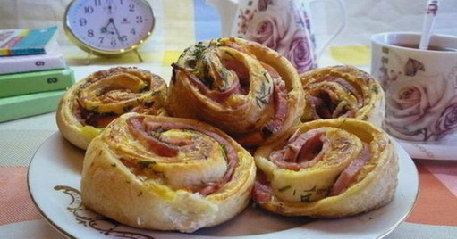 Rolls with ham and cheese made from puff pastry without yeast