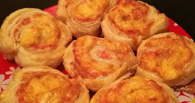 Ham and puff pastry rolls in the oven