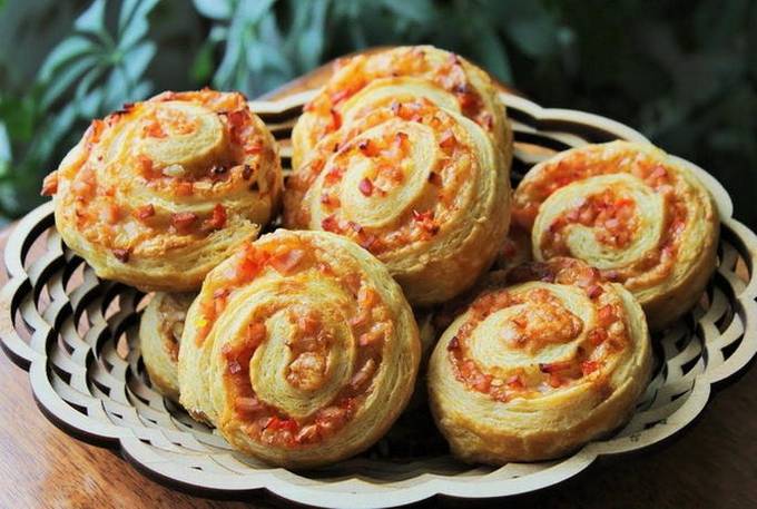 Snail buns with ham and cheese