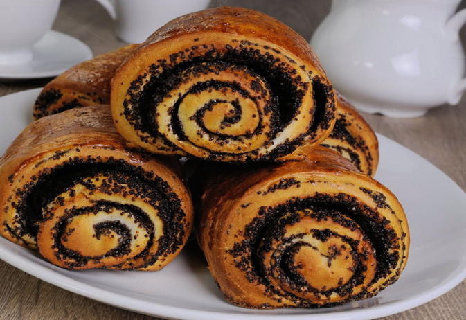 Snails with poppy seeds from puff pastry