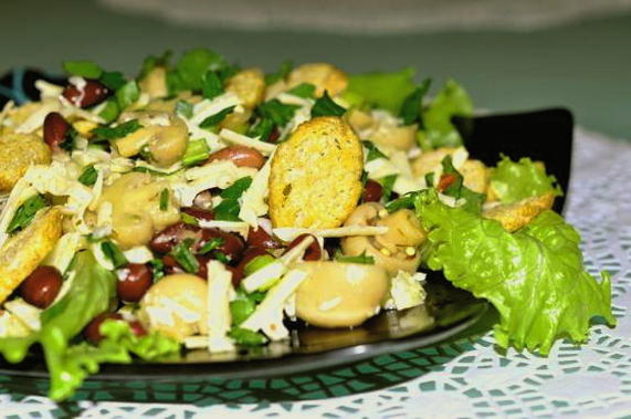 Salad with chicken, mushrooms, beans and croutons