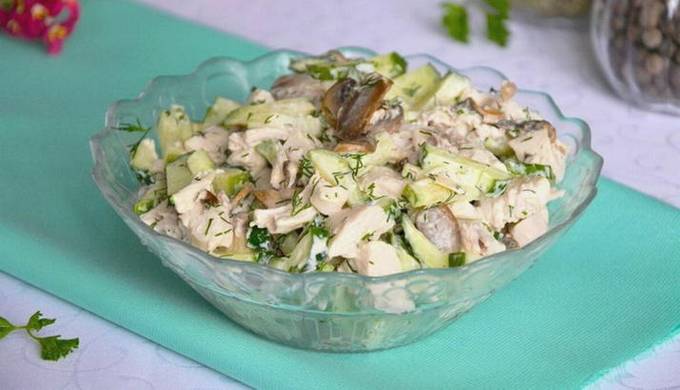 Smoked chicken salad with tomatoes and cucumber
